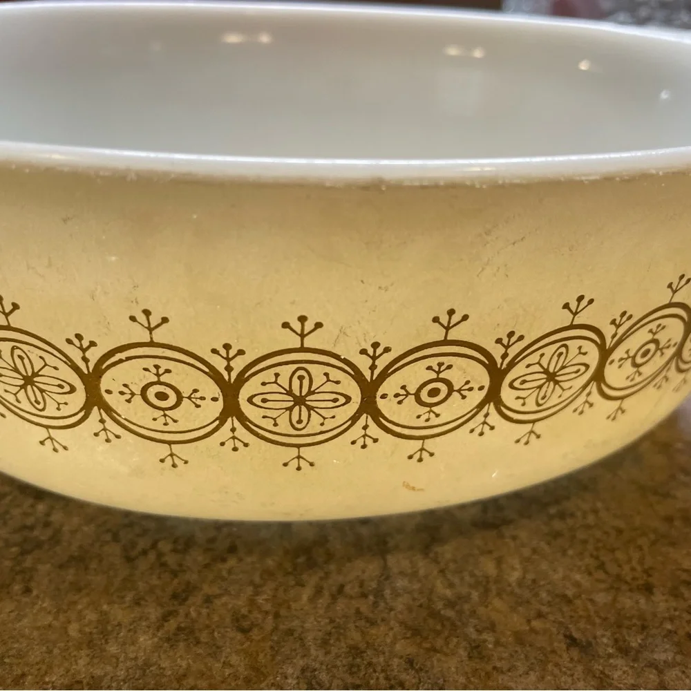 Pyrex Vintage Olive Medallion 043 1 1/2 Quart Bakeware